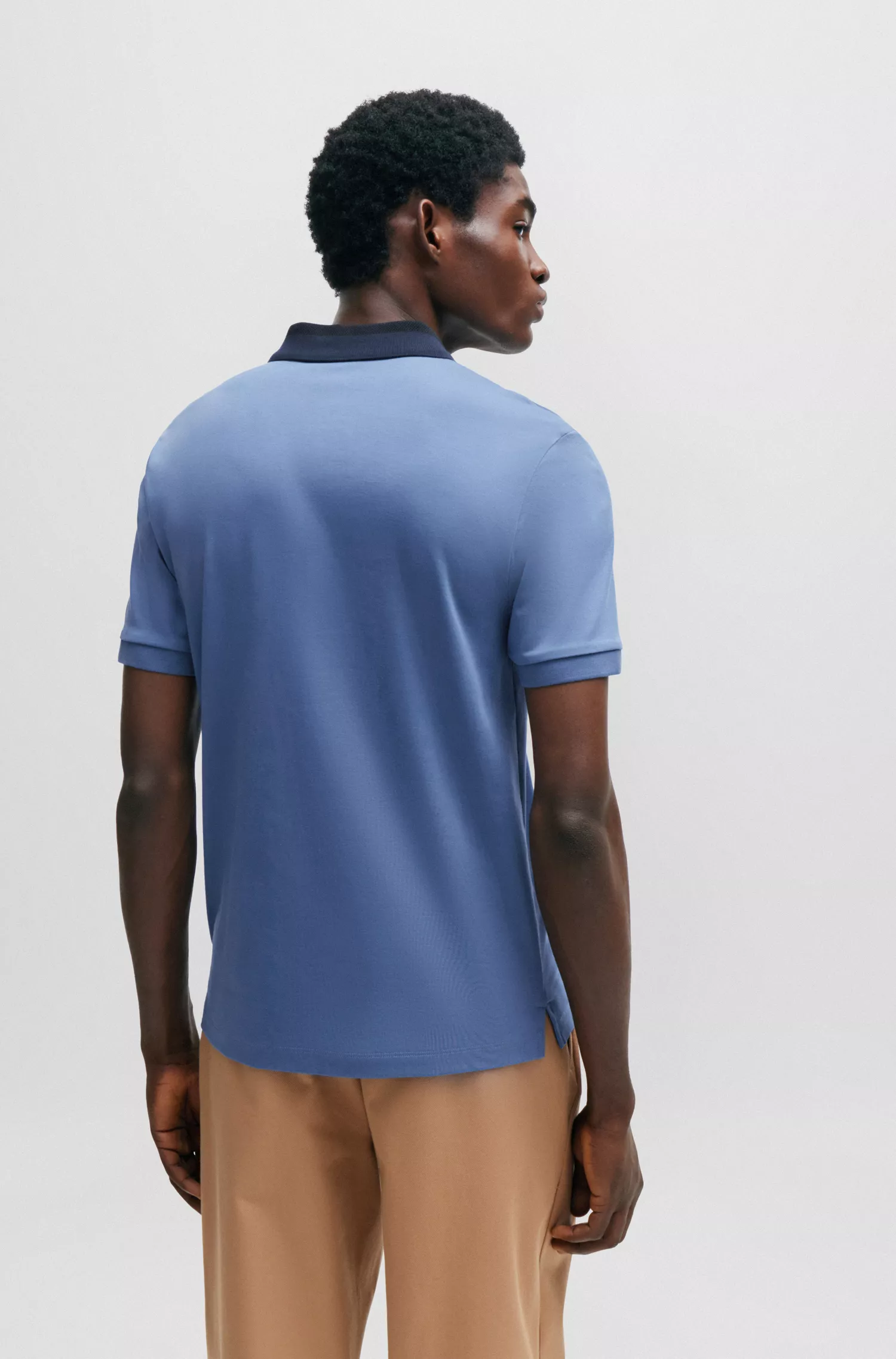 Camisa polo BOSS preta de algodão interlock com corte slim e gola em blocos de cor.