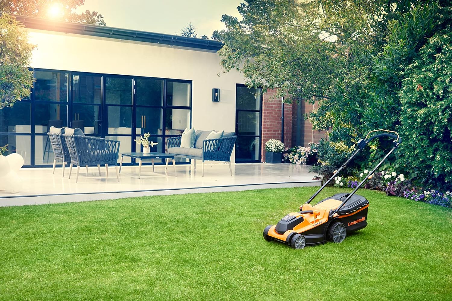 LawnMaster CLMF2437G Akku-Rasenmäher 24V Max 2x4.0Ah Batterie, 37cm 300m² Mulchen 40L, 22-72mm 6-Stufige Schnitthöhenverstellung