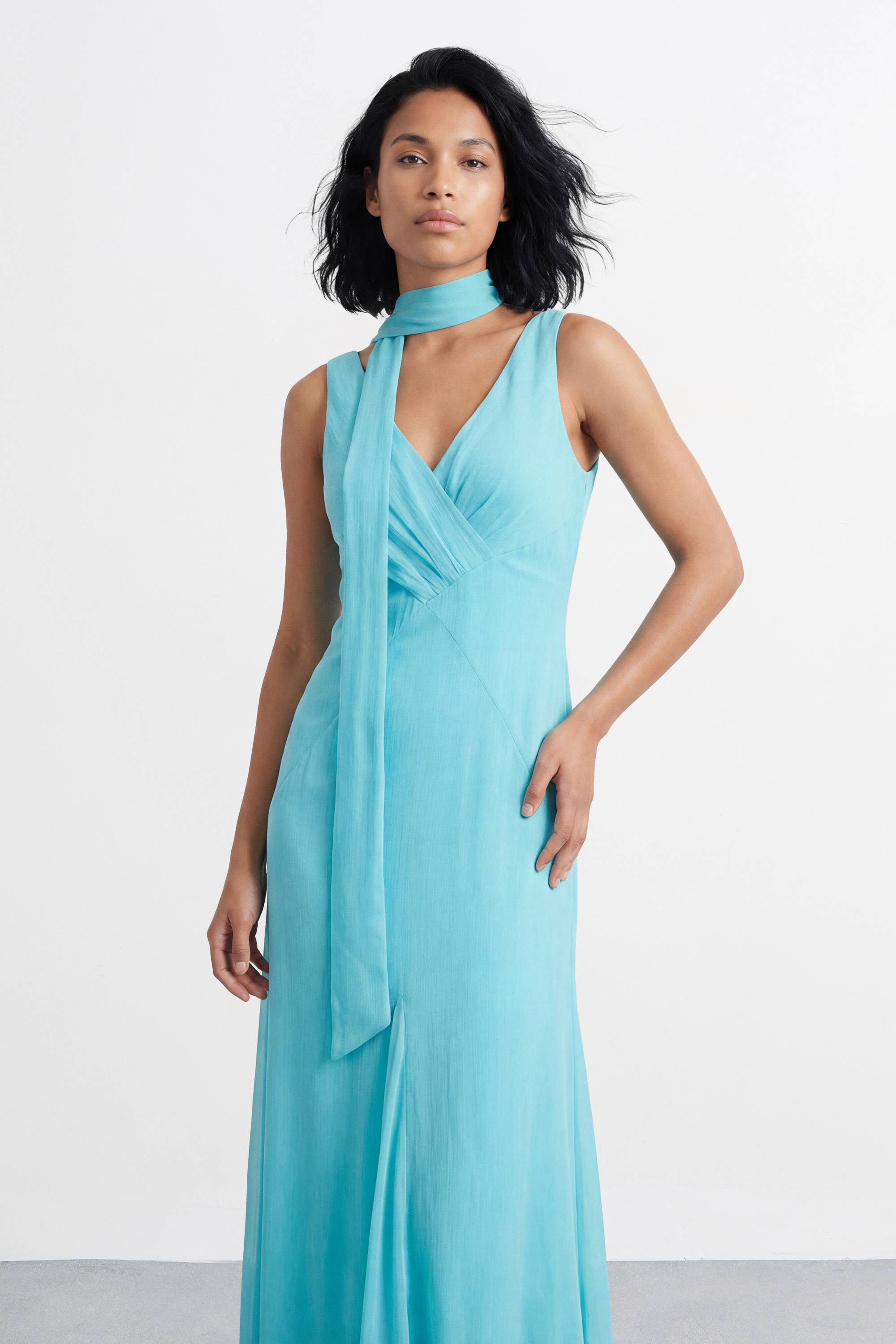 Warehouse Robe Longue À Col V Avec Détail Foulard