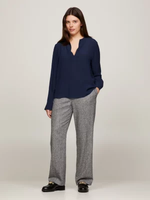 Blusa crepe com decote em V e modelagem solta.