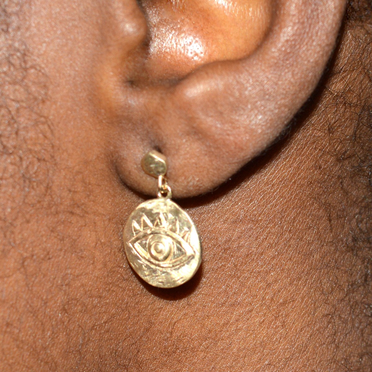 Boucles d'oreilles médaille ronde avec un oeil ciselé en plaqué or mat