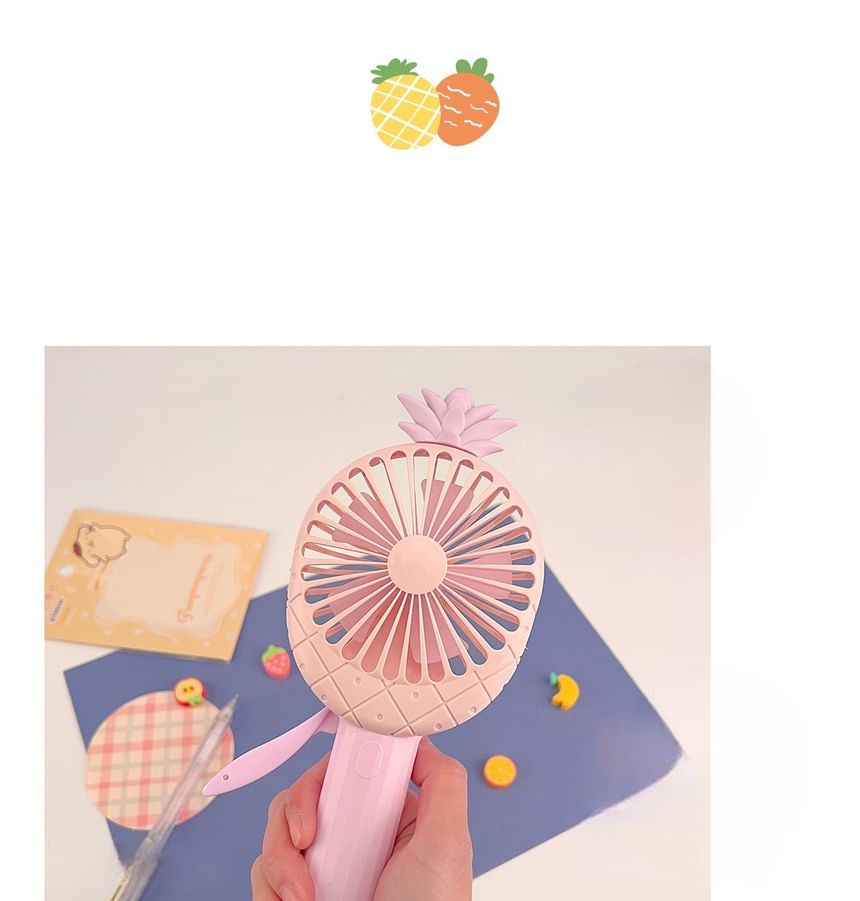 Miumi - Wortel/Ananas Plastic Handaangedreven Ventilator met Mistverstuiver
