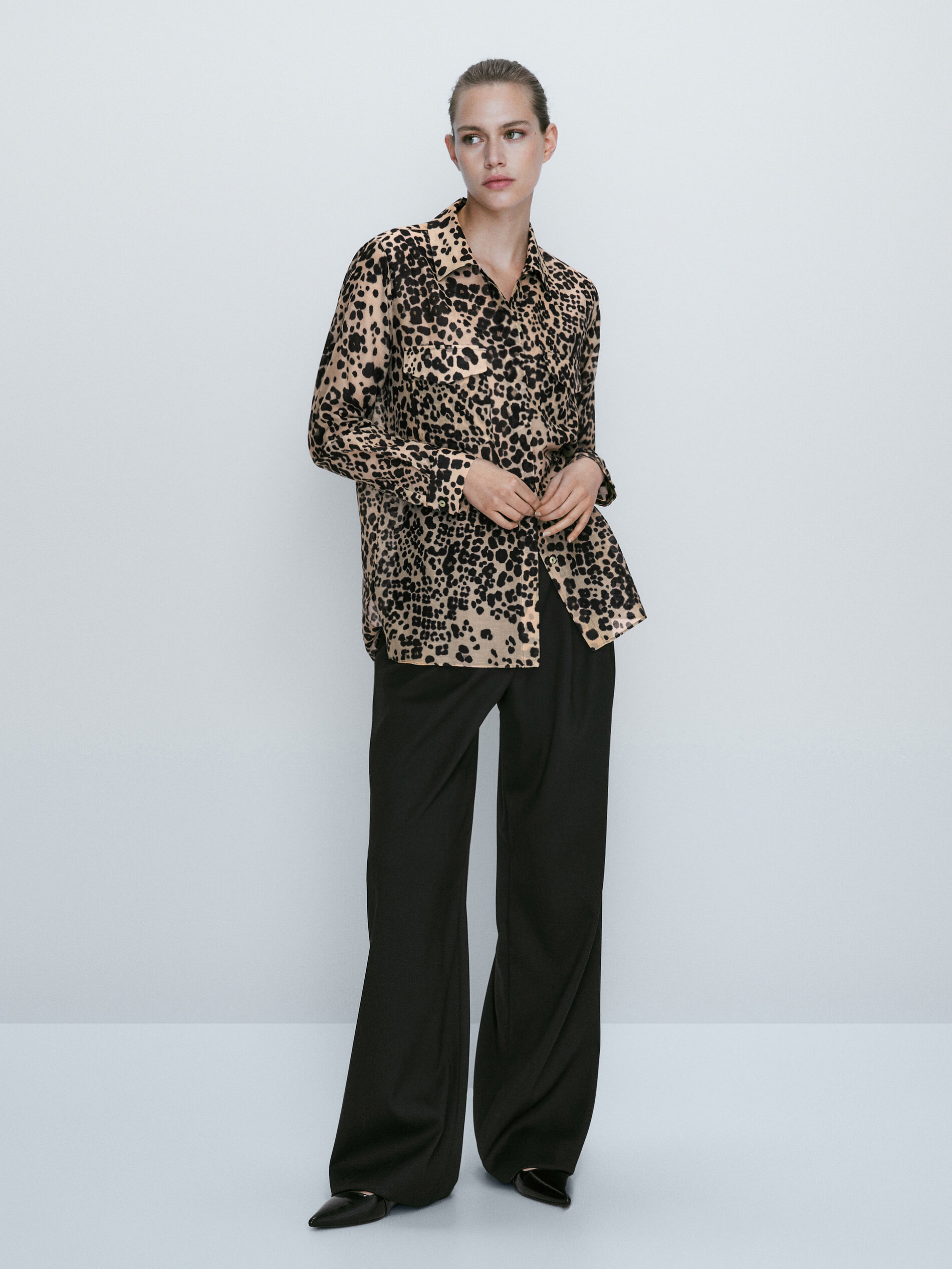 Camisa com bolsos estampados com animais - MARROM