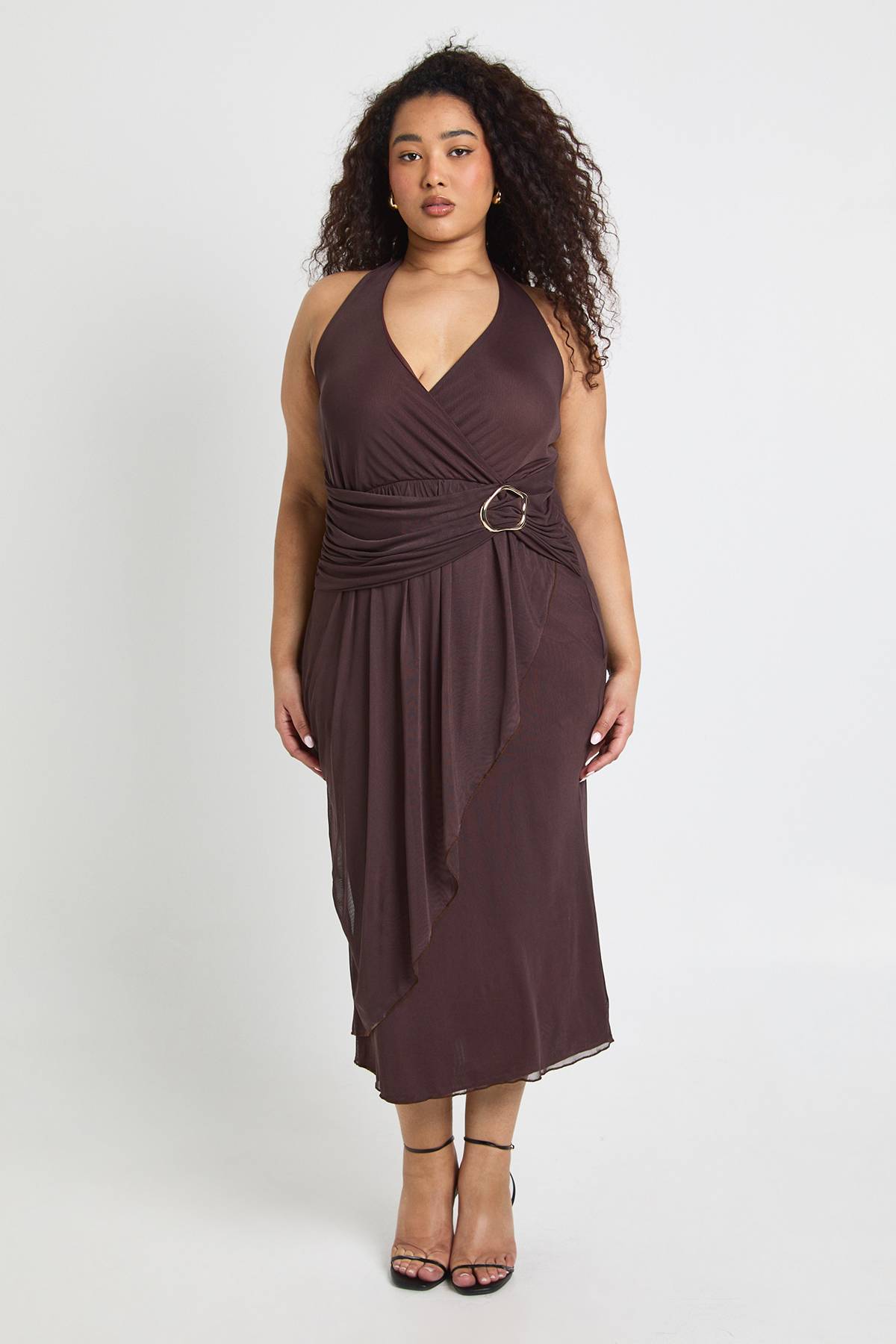 boohoo Plus Robe Midaxi Froncée à Col Licou et Finitions Dorées