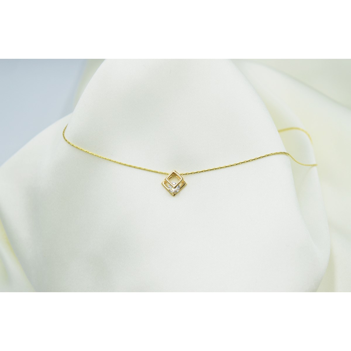 Collier délicat minimaliste pendentif carré zirconium