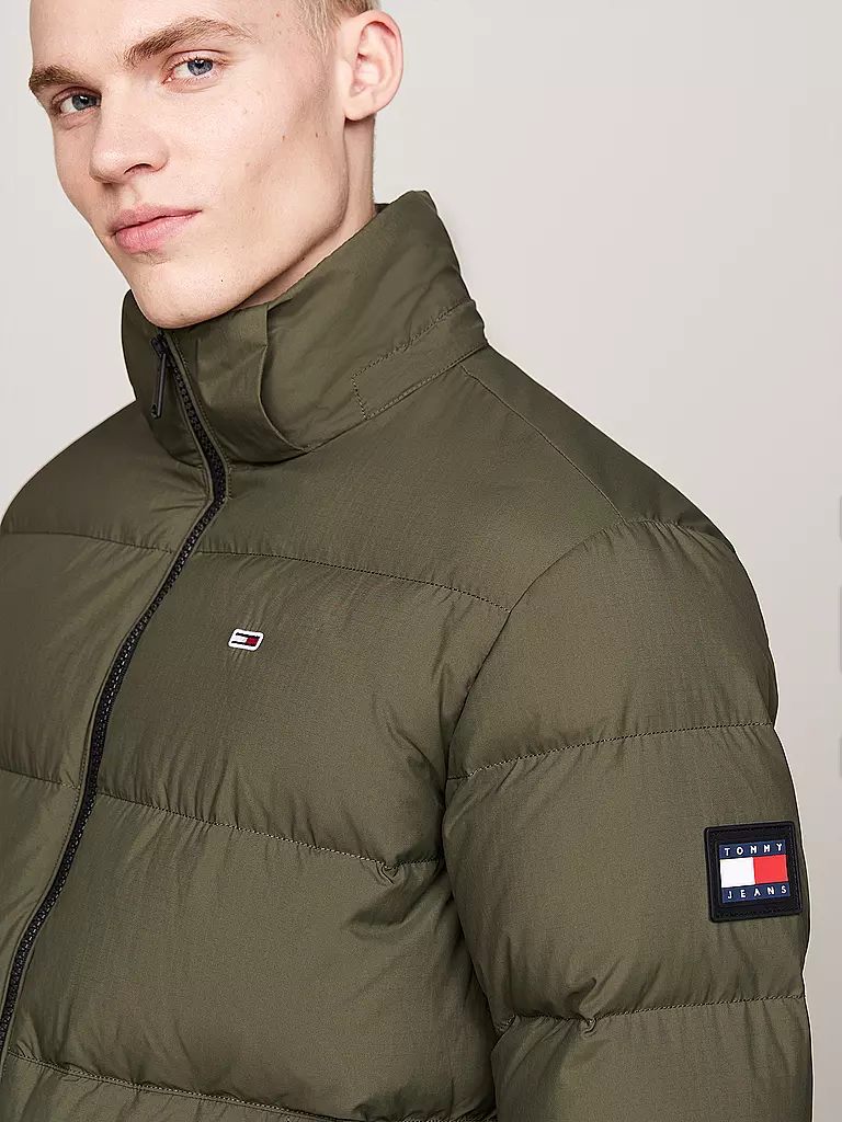 TOMMY JEANS Daunenjacke  ESSENTIAL olive