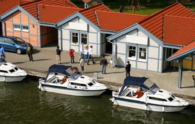 Motorboot fahren für Zwei in Neuruppin als Geschenk