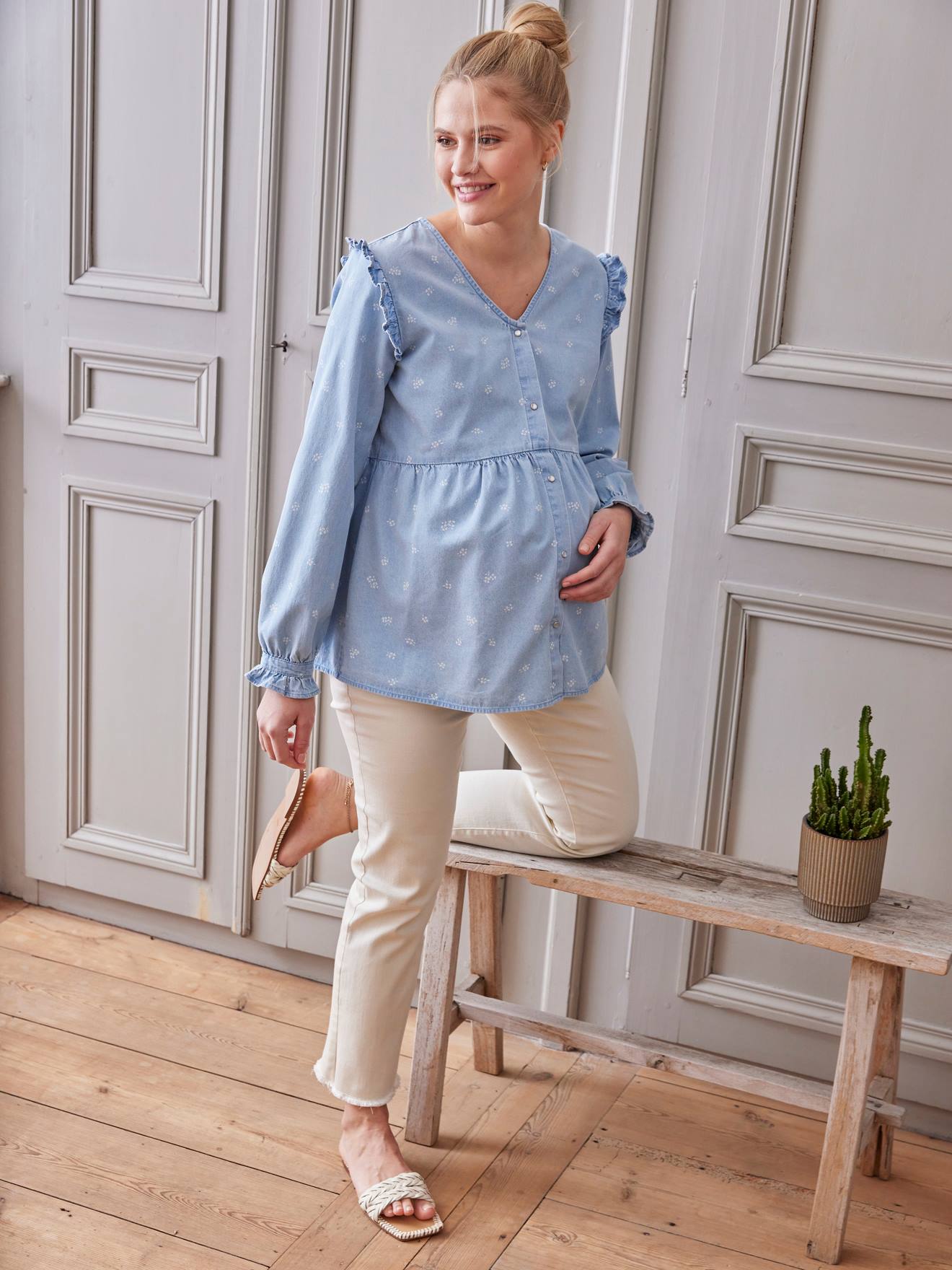 Blusa com efeito jeans e estampa floral, ideal para gestantes e lactantes, com detalhe em pedraria dupla.