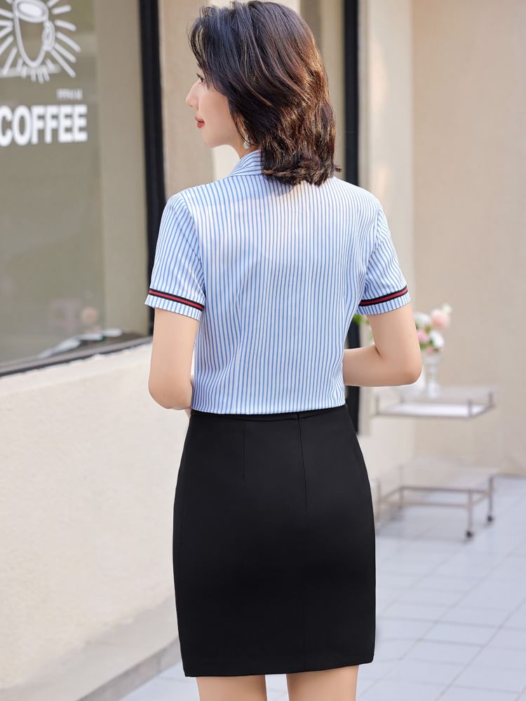 Skyheart - Blouse met korte mouwen, kraag, strepen en contrasterende boorden, knoopjes / Hoge taille, effen mini-kokerrok / Set