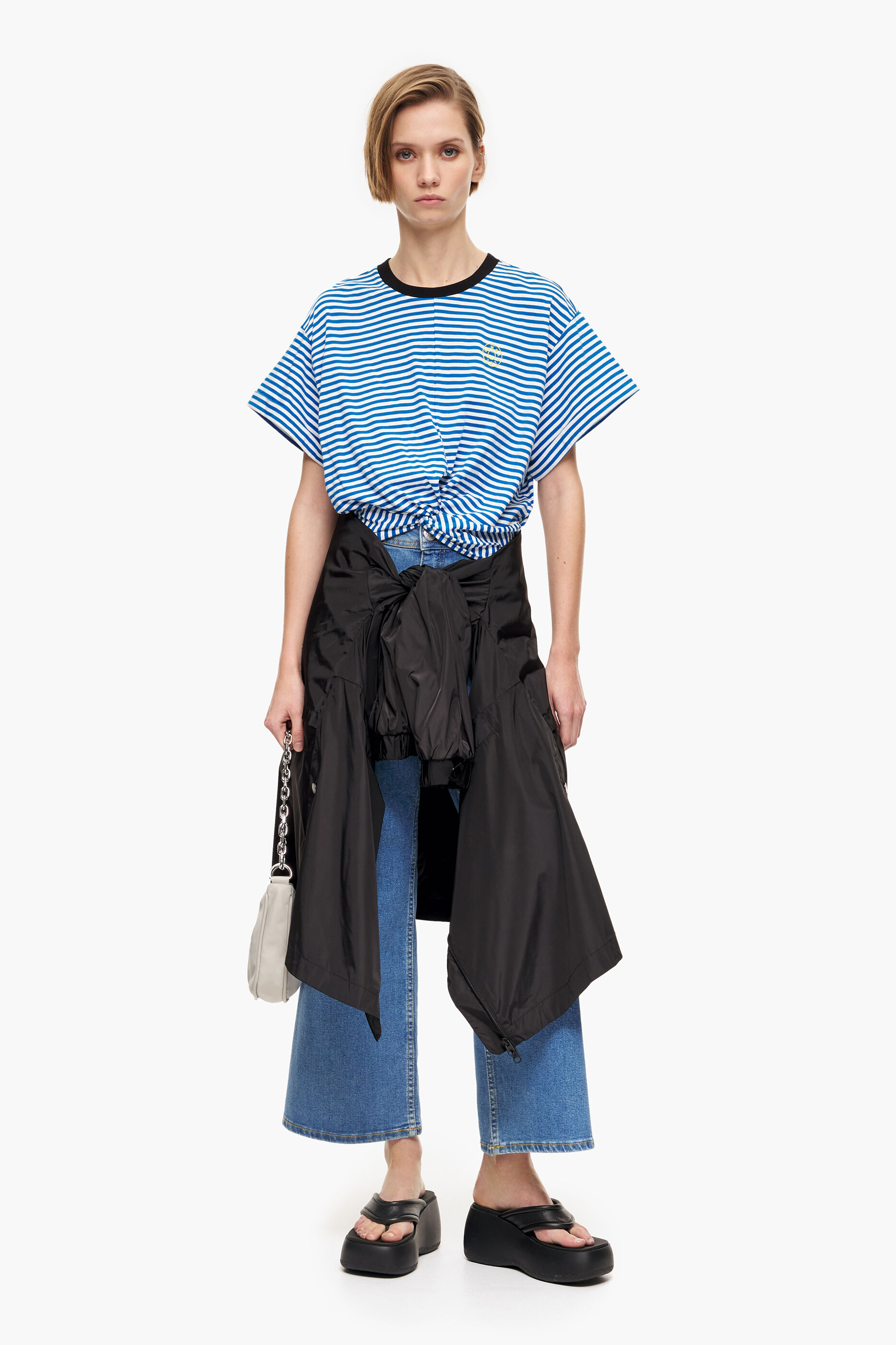 Camiseta azul quadrada com nó