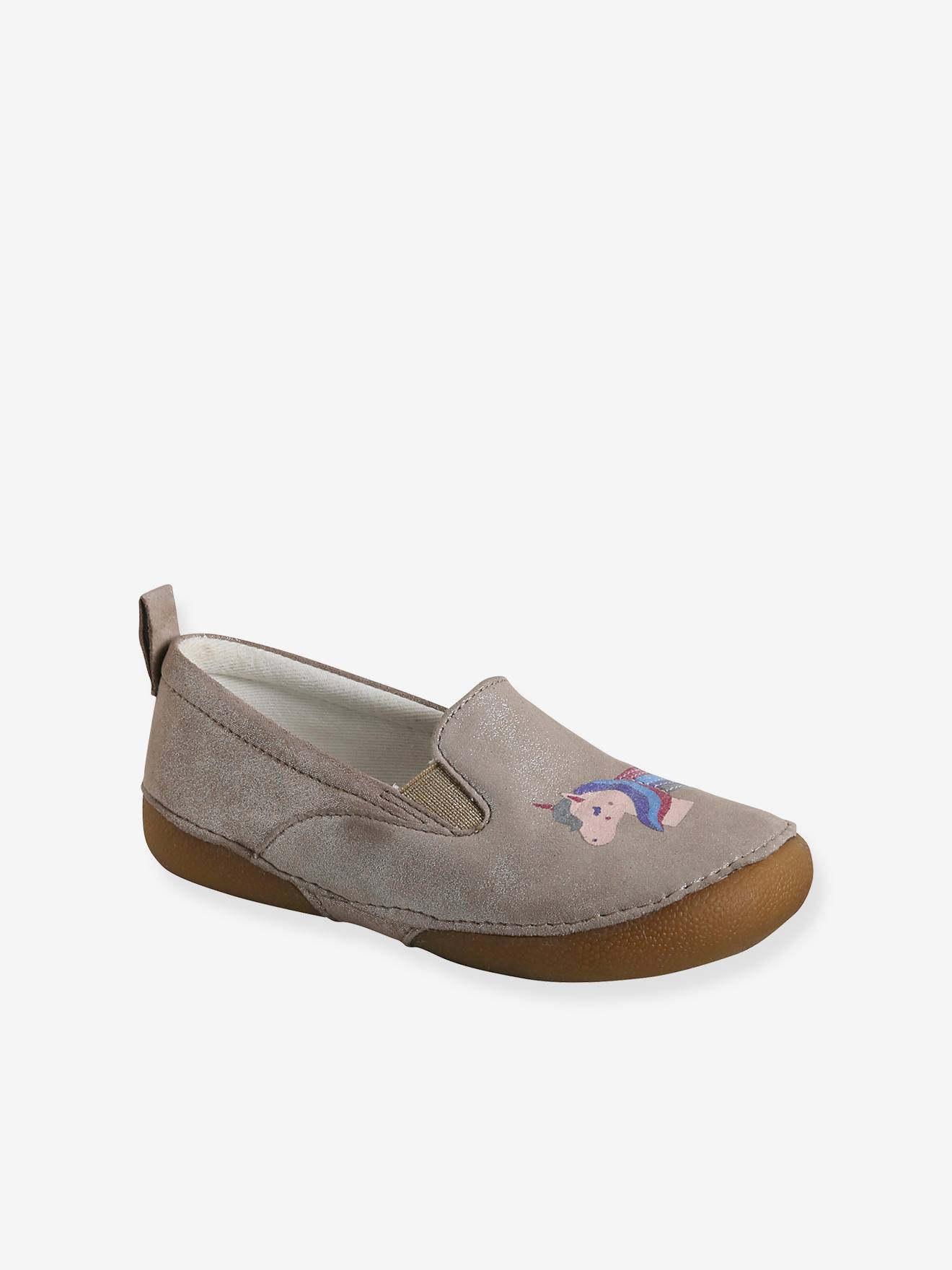 Pantufas infantis elásticas em couro bege iridescente.