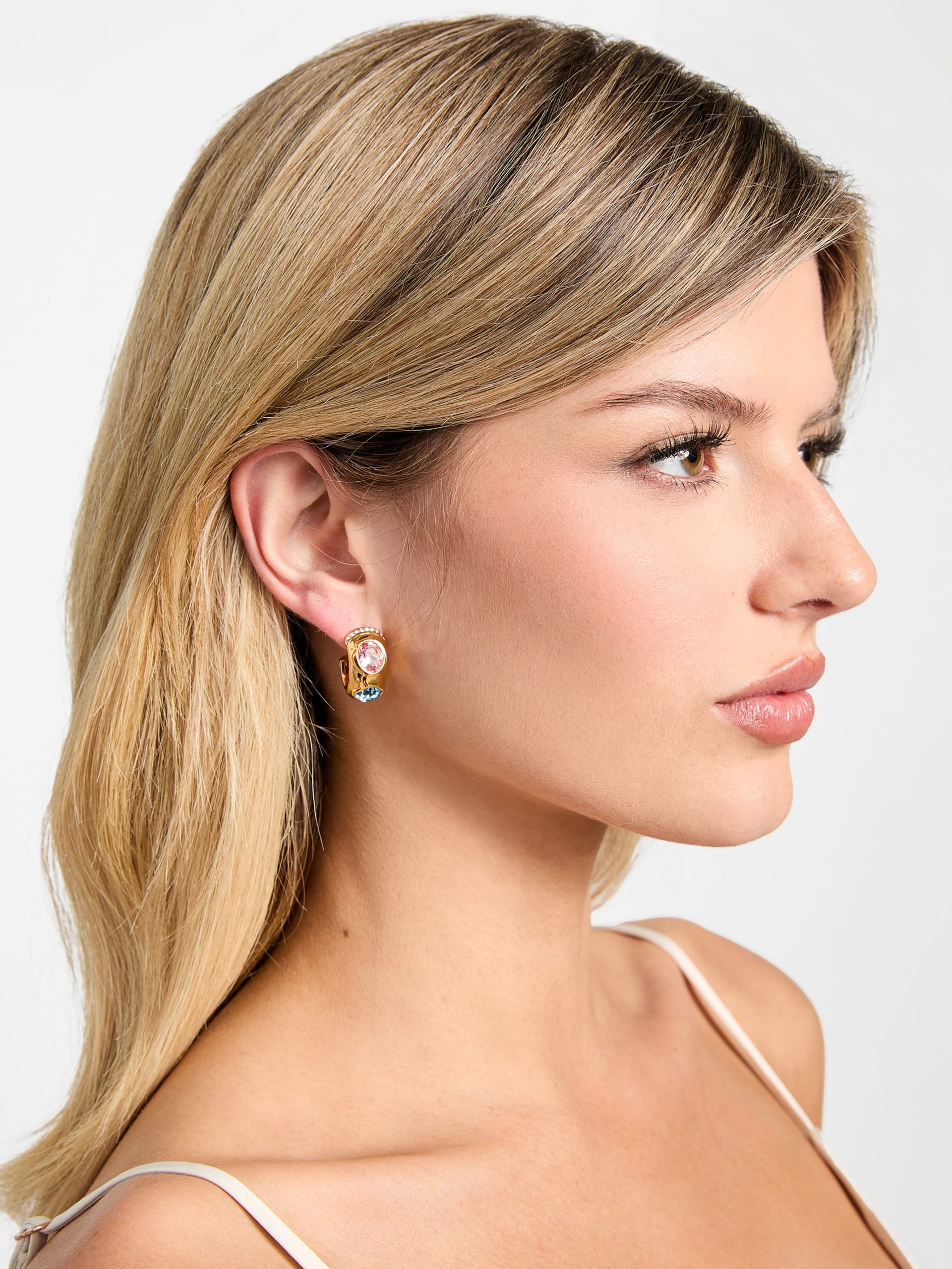 Brincos de argola tipo huggie com cristais multicoloridos em tom dourado