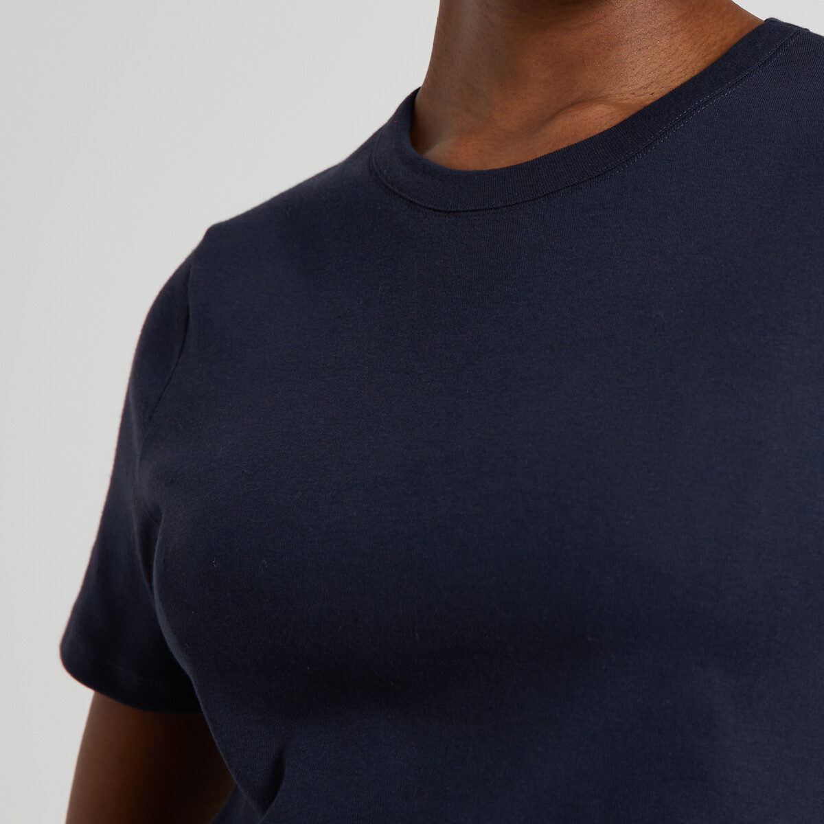 PEQUENO BARCO<br>A camiseta icônica, comprimento curto