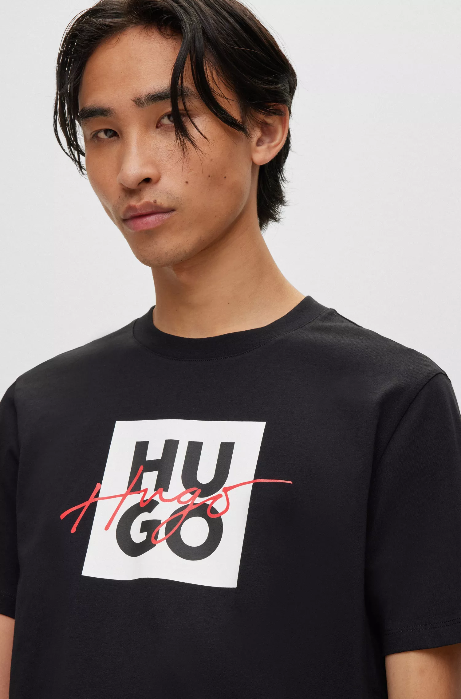 Camiseta HUGO vermelha em malha de algodão com logo duplo.