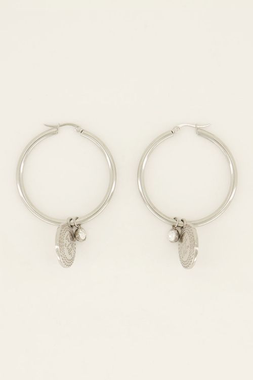 Oorringen met endless love charm