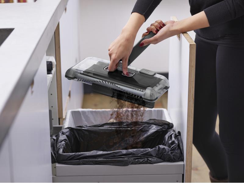BLACK DECKER Akku-Besen Schwarz Akkubetriebener Besen mit Schmutzbehälter und 3-teiligem Bürstensystem