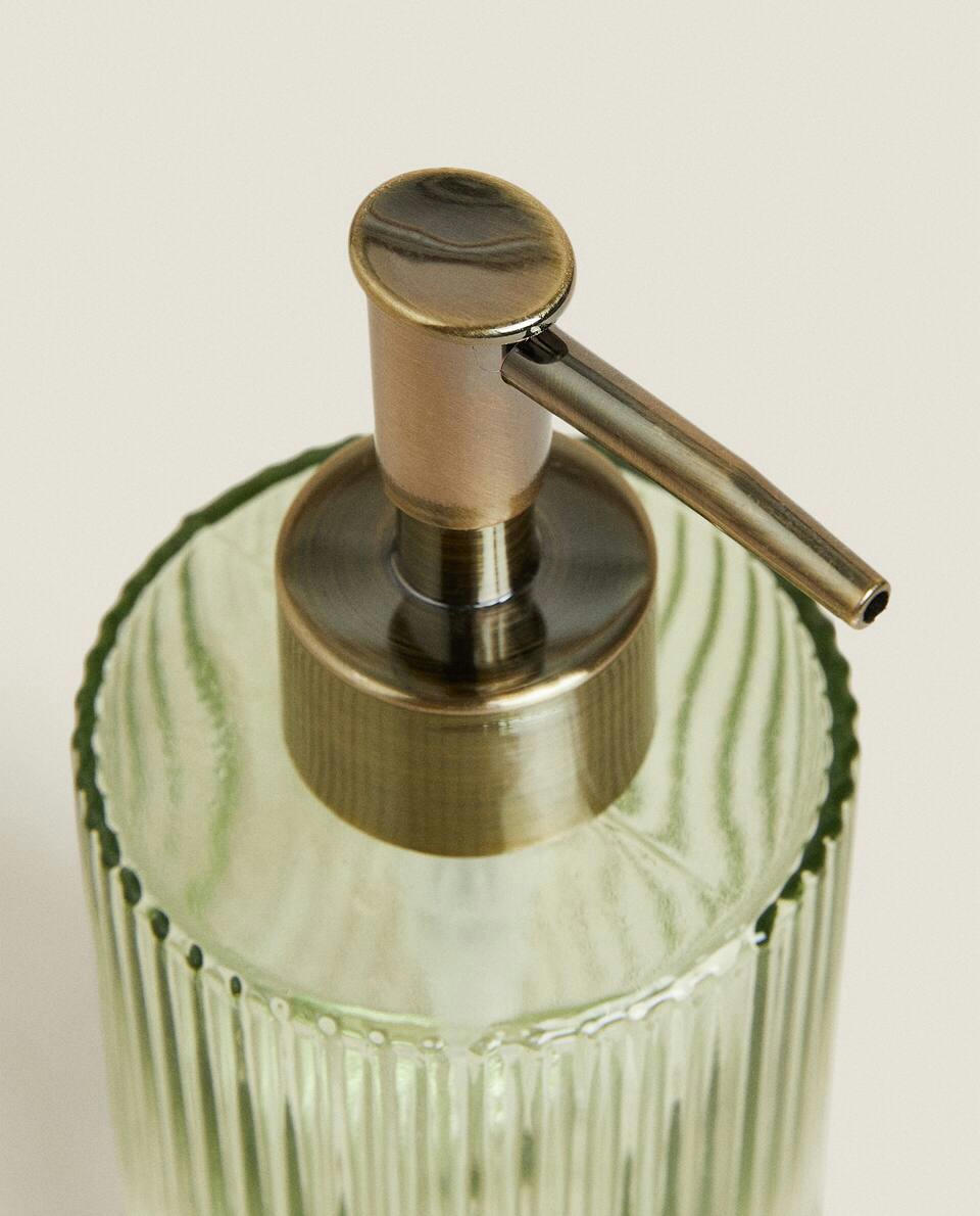 Conjunto de banheiro em vidro com design em relevo