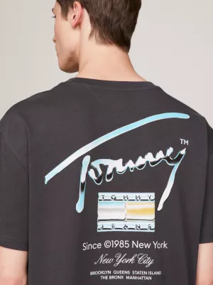 Camiseta com logo metálico nas costas