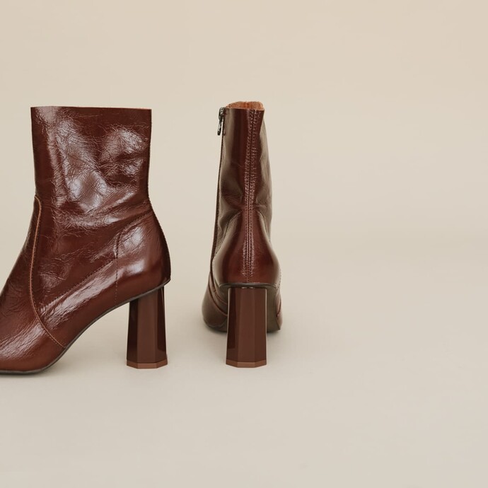 Bottines à talons hauts  en cuir brillant marron