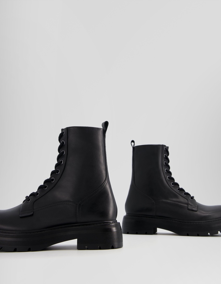 Botas de tornozelo planas de couro com cadarço