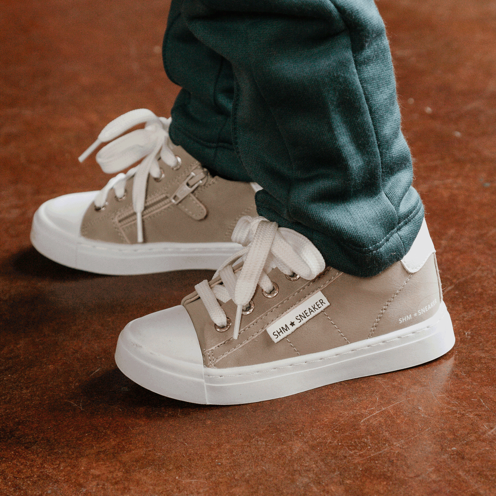 Shoesme taupe sneaker Microleer | Uni schoenen