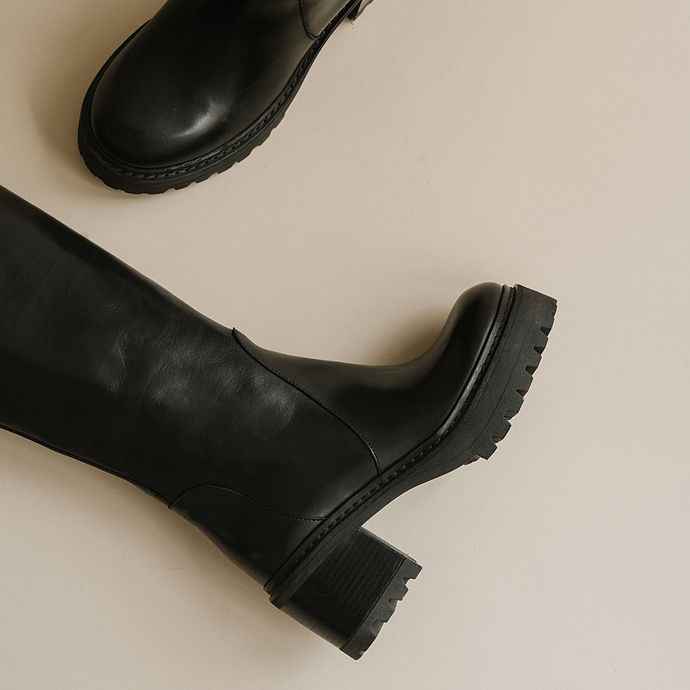 Bottes à bouts ronds et semelles crantée...  en cuir noir