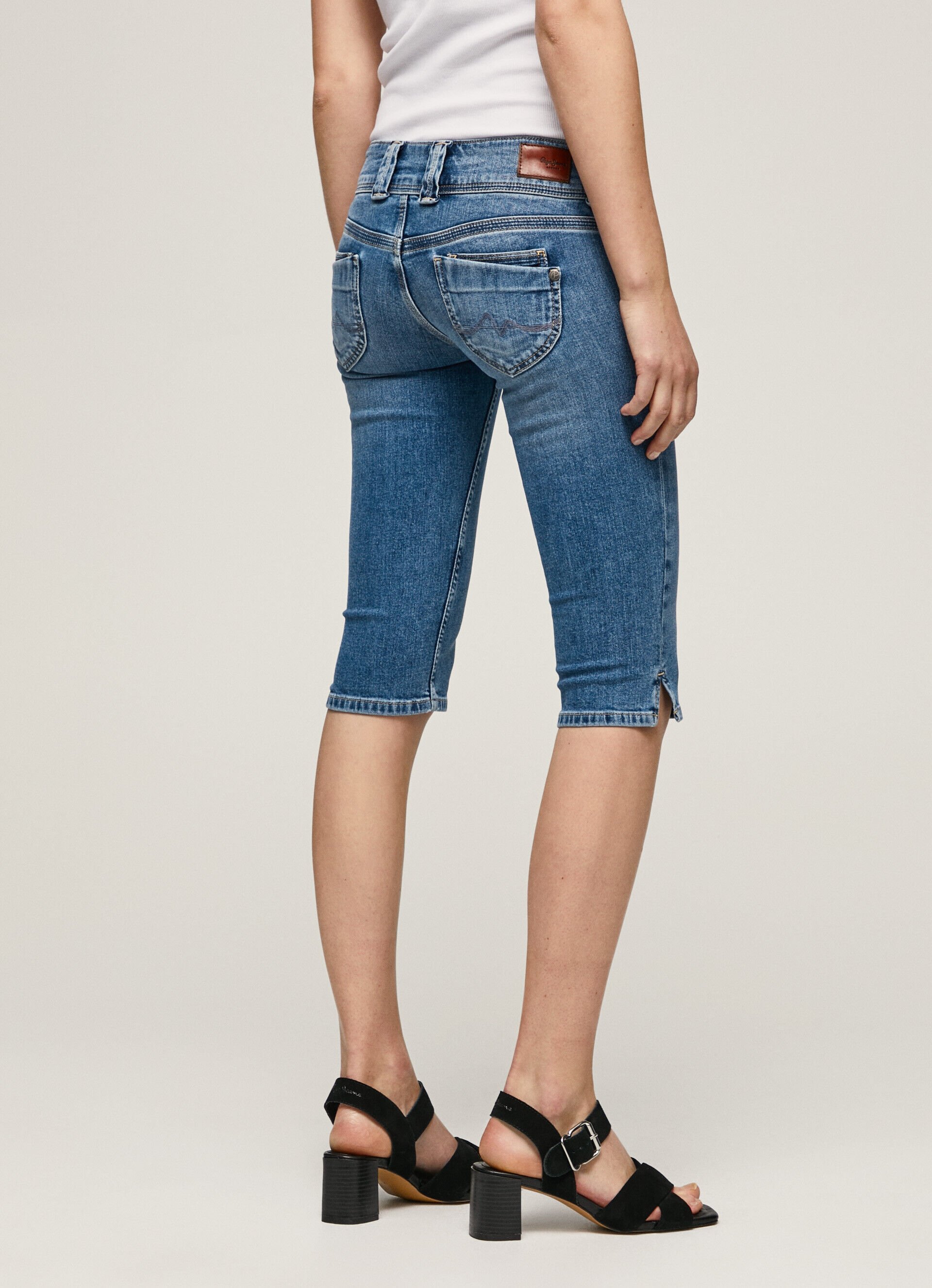 CALÇA JEANS CURTA 3/4 CORTE REGULAR - jeans