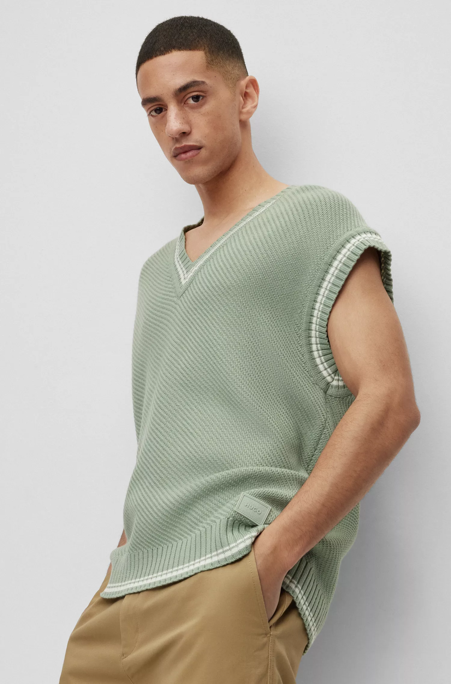 Suéter HUGO vermelho, oversized, sem mangas, com decote em V e etiqueta com o logotipo.