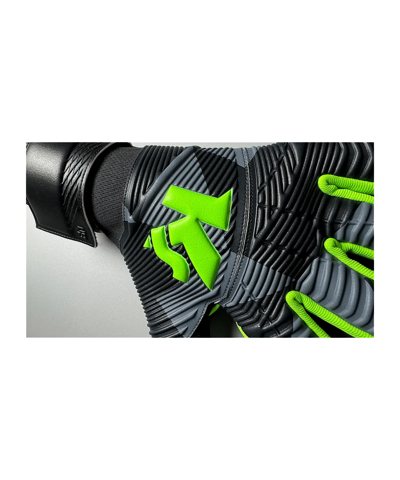 KEEPERsport Varan8 Pro NC Demon Torwarthandschuhe Schwarz