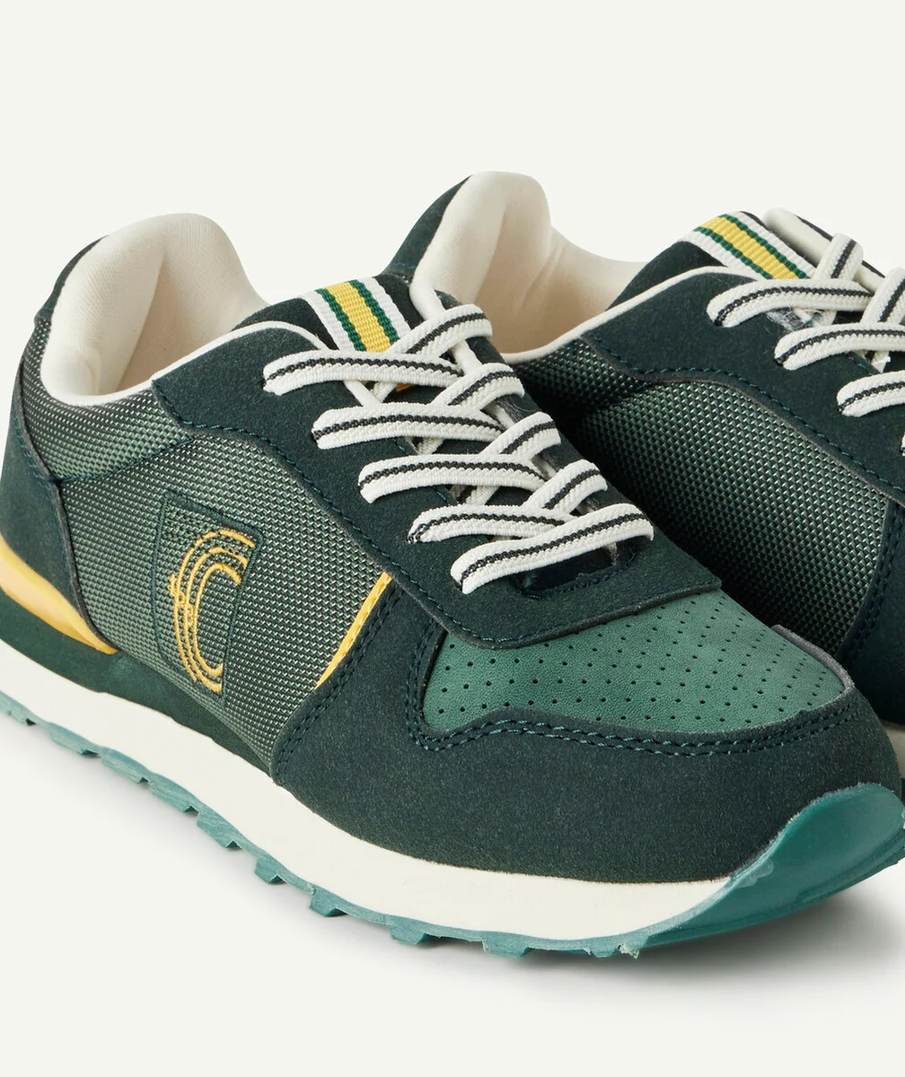 LES BASKETS VERTES AUX LACETS ÉLASTIQUES