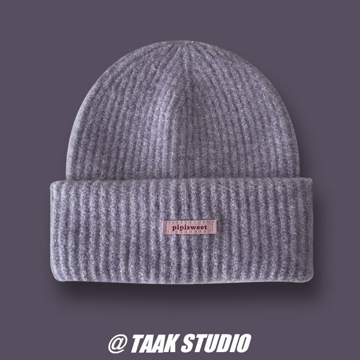 TAAK - Effen gebreide muts met appliqué