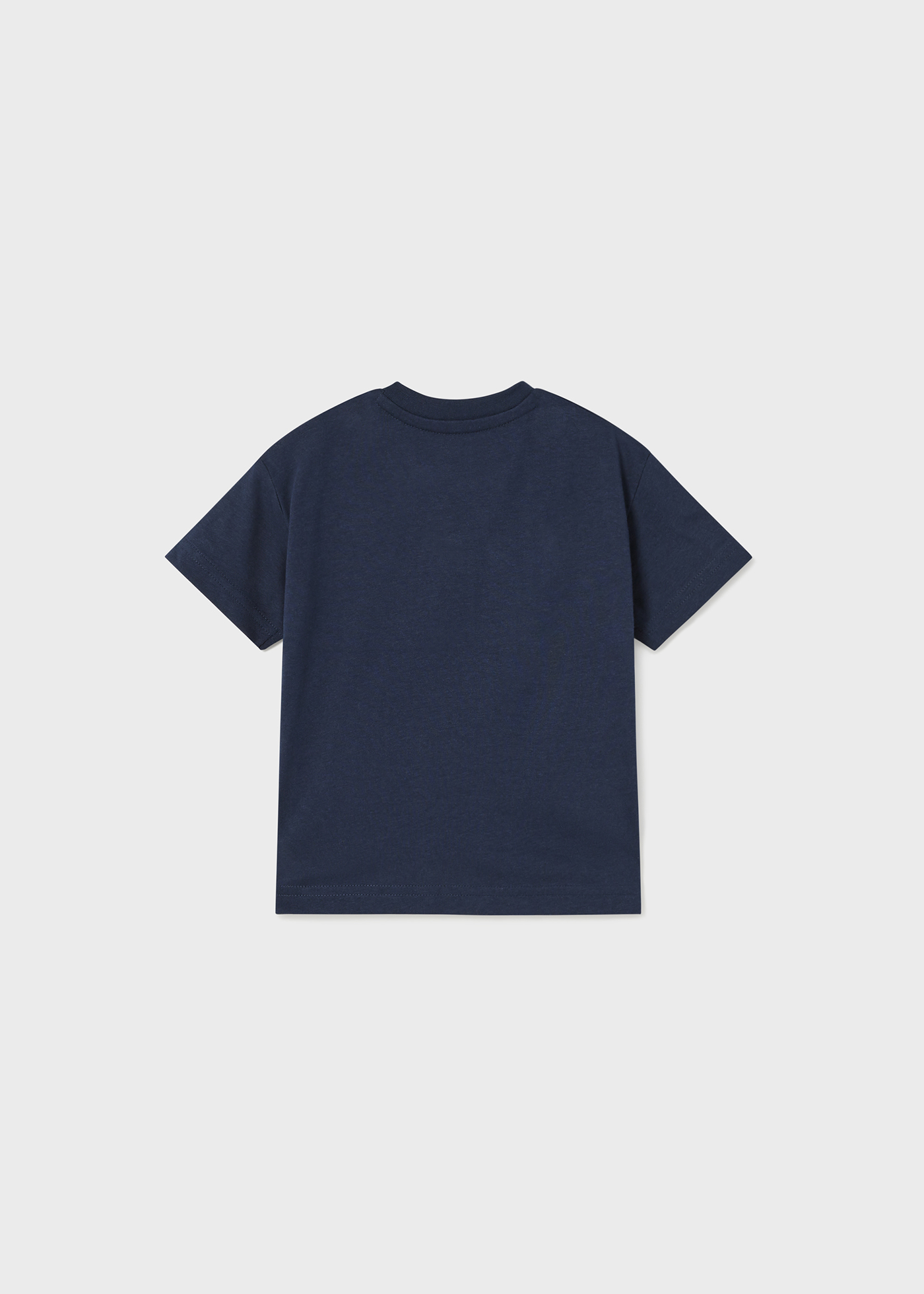 Camiseta infantil de manga curta com estampa interativa.