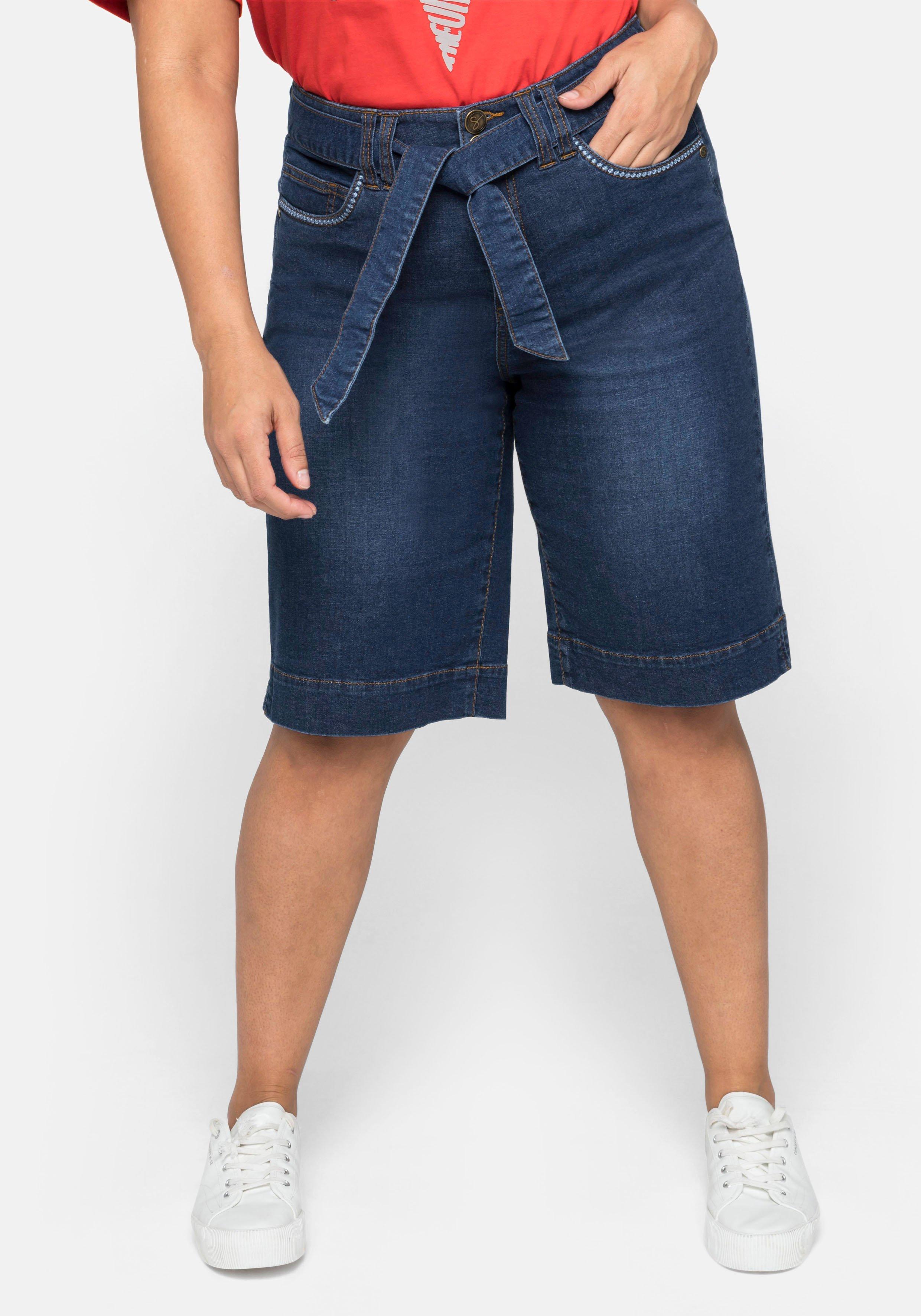 Jeansbermudas mit breitem Bund und Bindegürtel