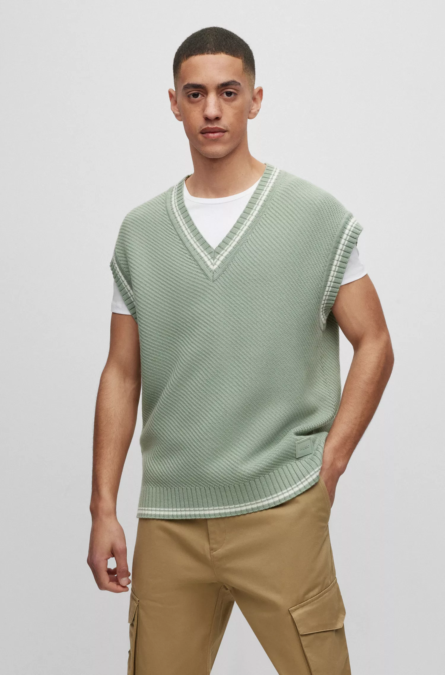 Suéter HUGO vermelho, oversized, sem mangas, com decote em V e etiqueta com o logotipo.