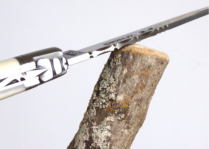 Couteau Laguiole avec un manche en Os de vache et mitres inox