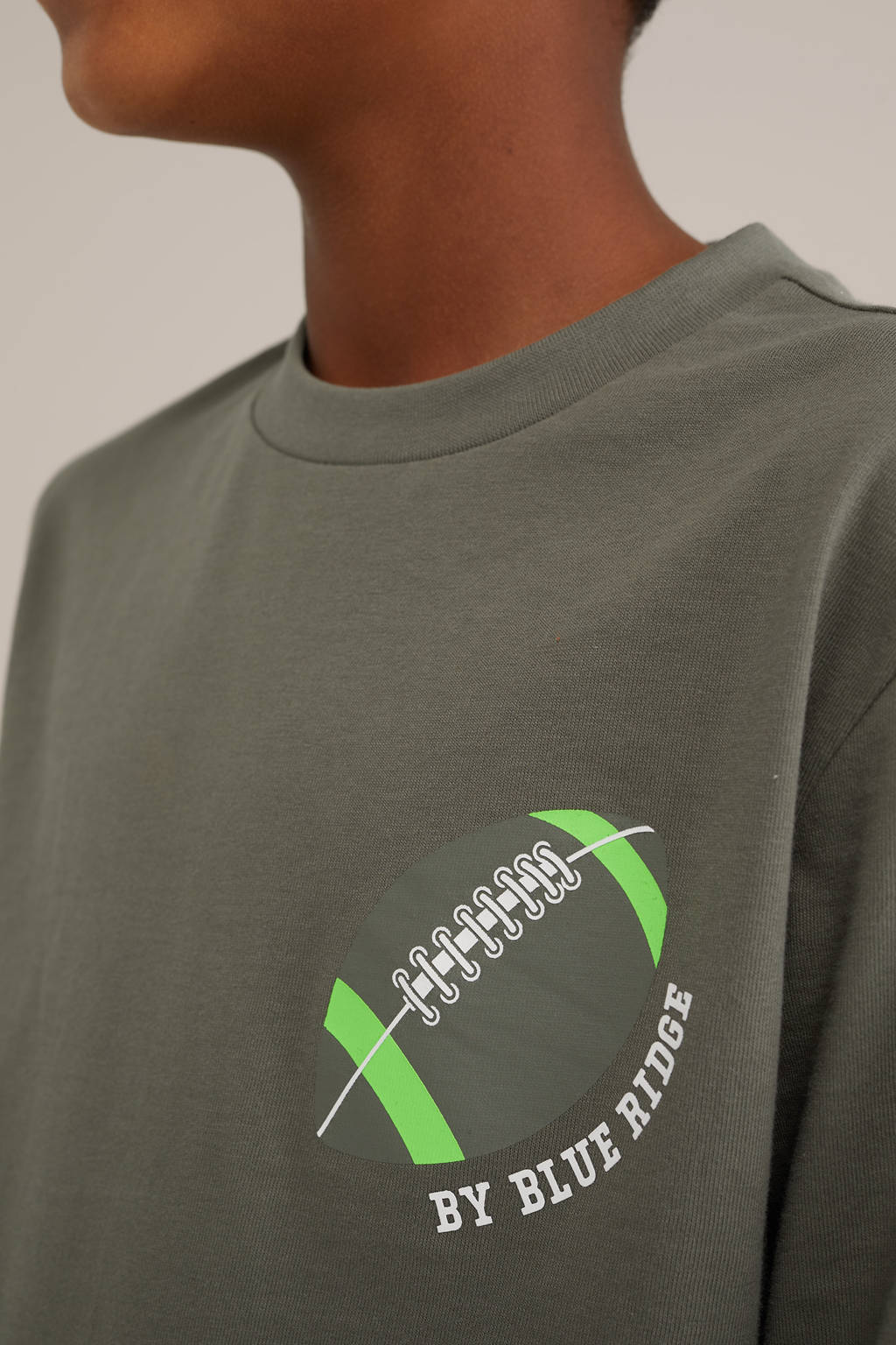 WE Fashion longsleeve met backprint olijfgroen