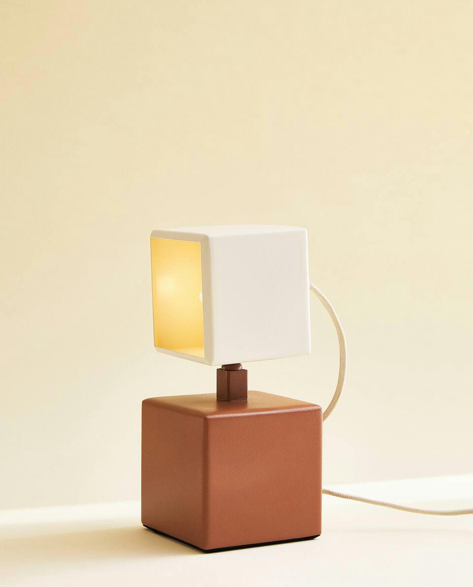 LUMINÁRIA INFANTIL EM FORMATO DE CUBO DE METAL