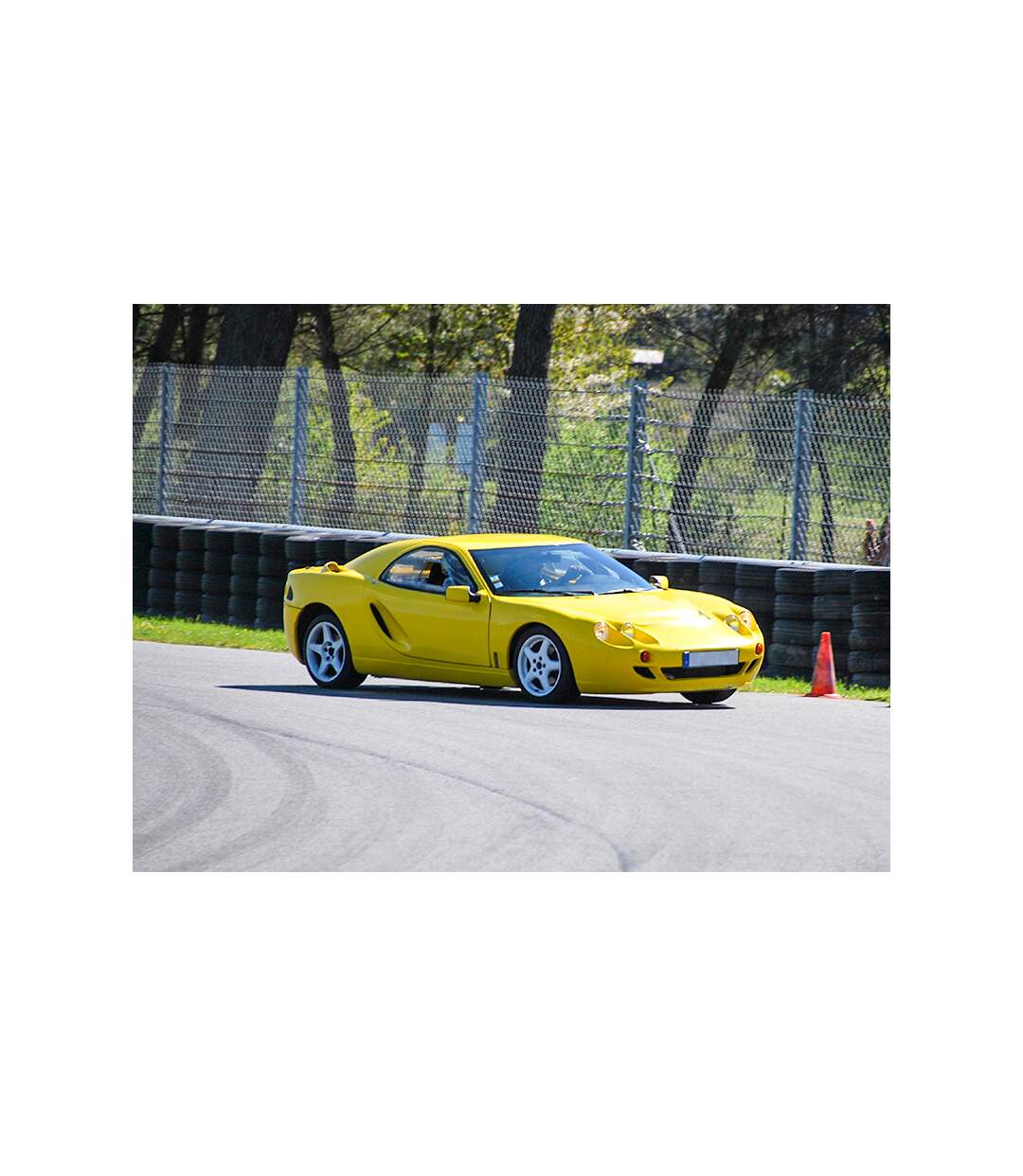 Pilotage d'une berline Hommell : 6 tours sur le circuit de Lohéac - SMARTBOX - Coffret Cadeau Sport & Aventure