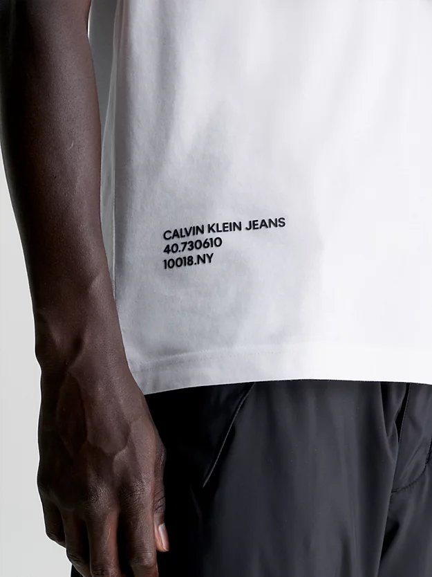 Camiseta com vários logotipos