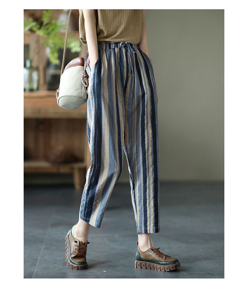 ZIMO - Gestreepte cropped taps toelopende broek met trekkoordtaille