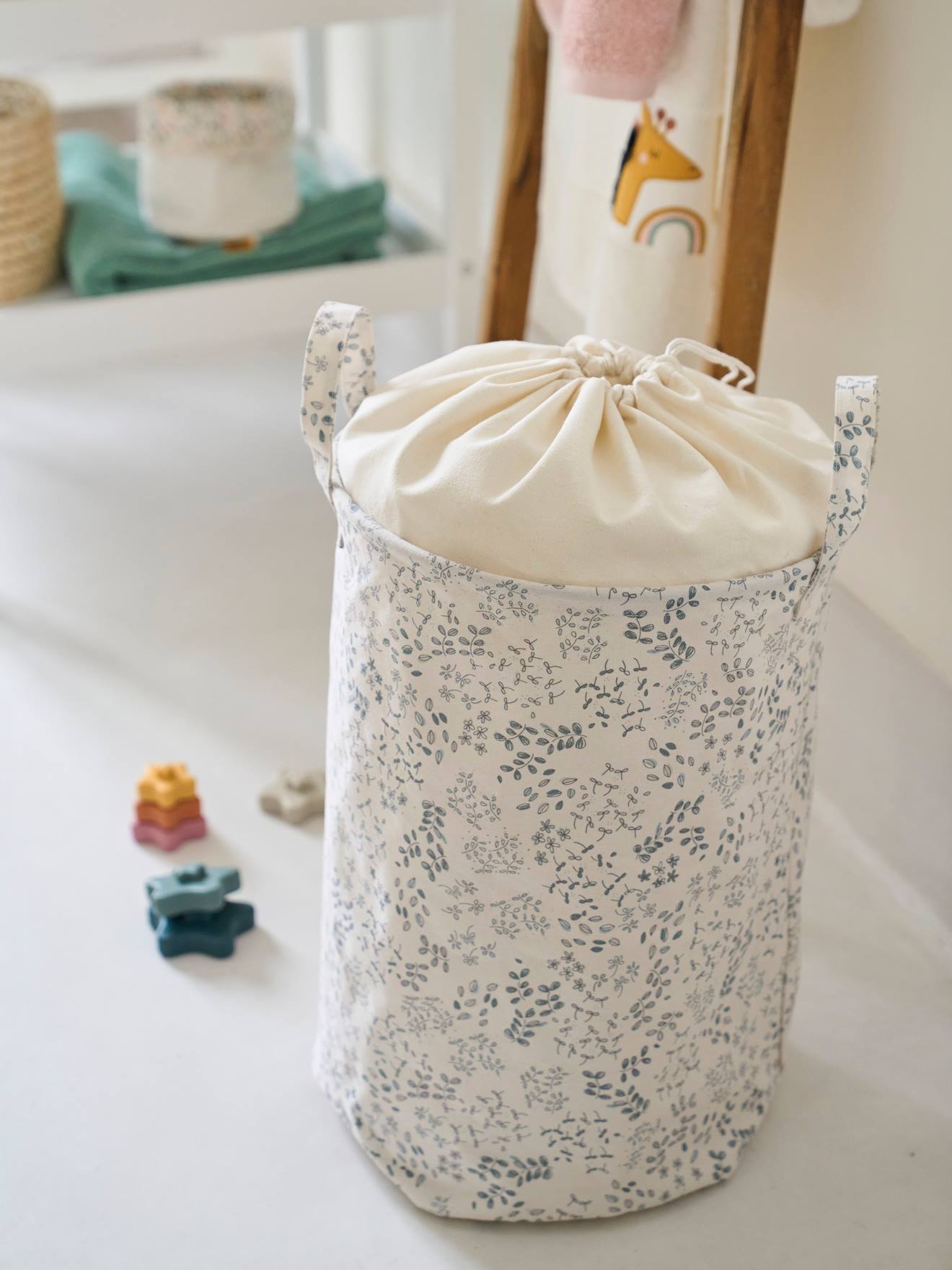 Cesto de roupa suja com estampa floral branca