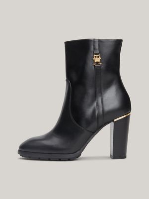 Botas de cano alto em couro com detalhes em metal