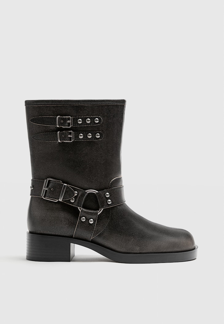 Botas de cano curto sem salto com efeito desgastado e detalhes de fivela.
