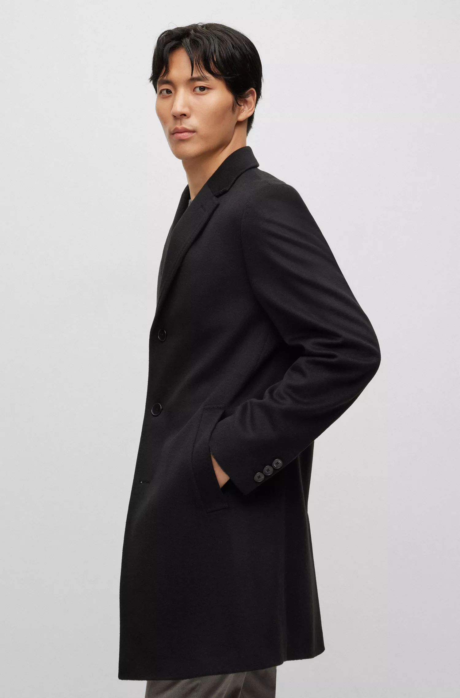 Casaco BOSS preto de corte regular em lã virgem e cashmere.