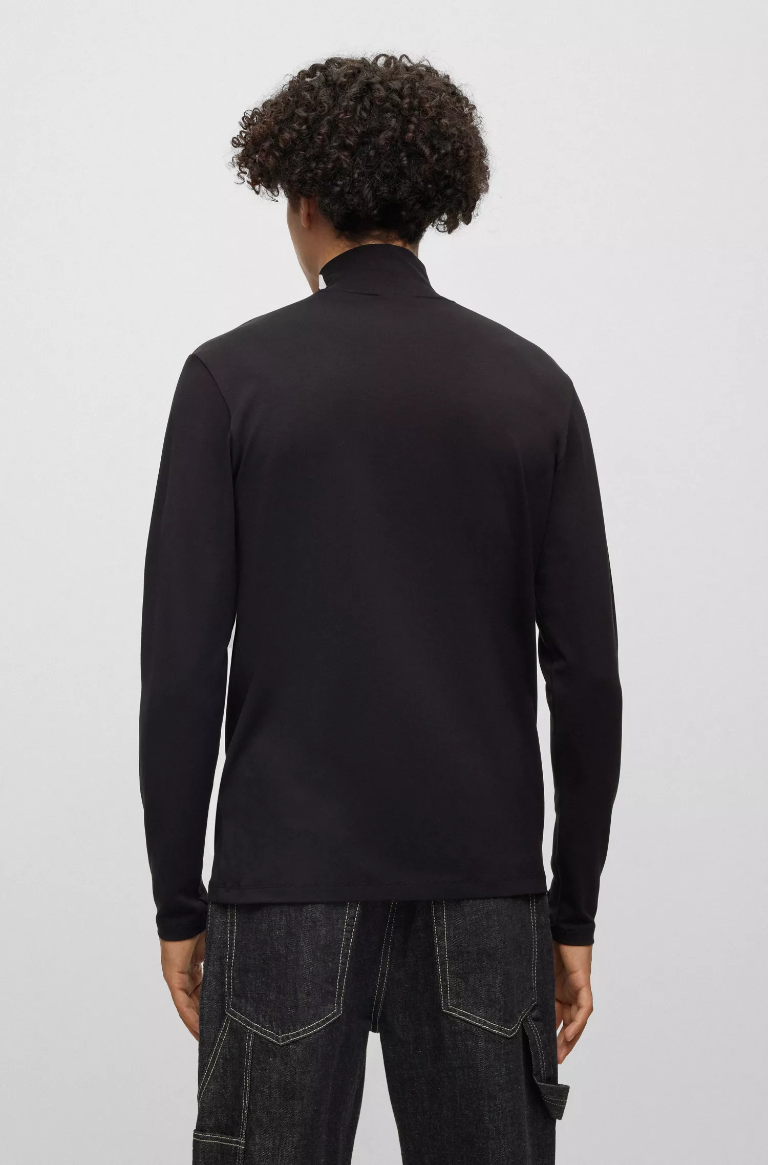 Camiseta HUGO vermelha, corte slim, com gola alta com a marca.