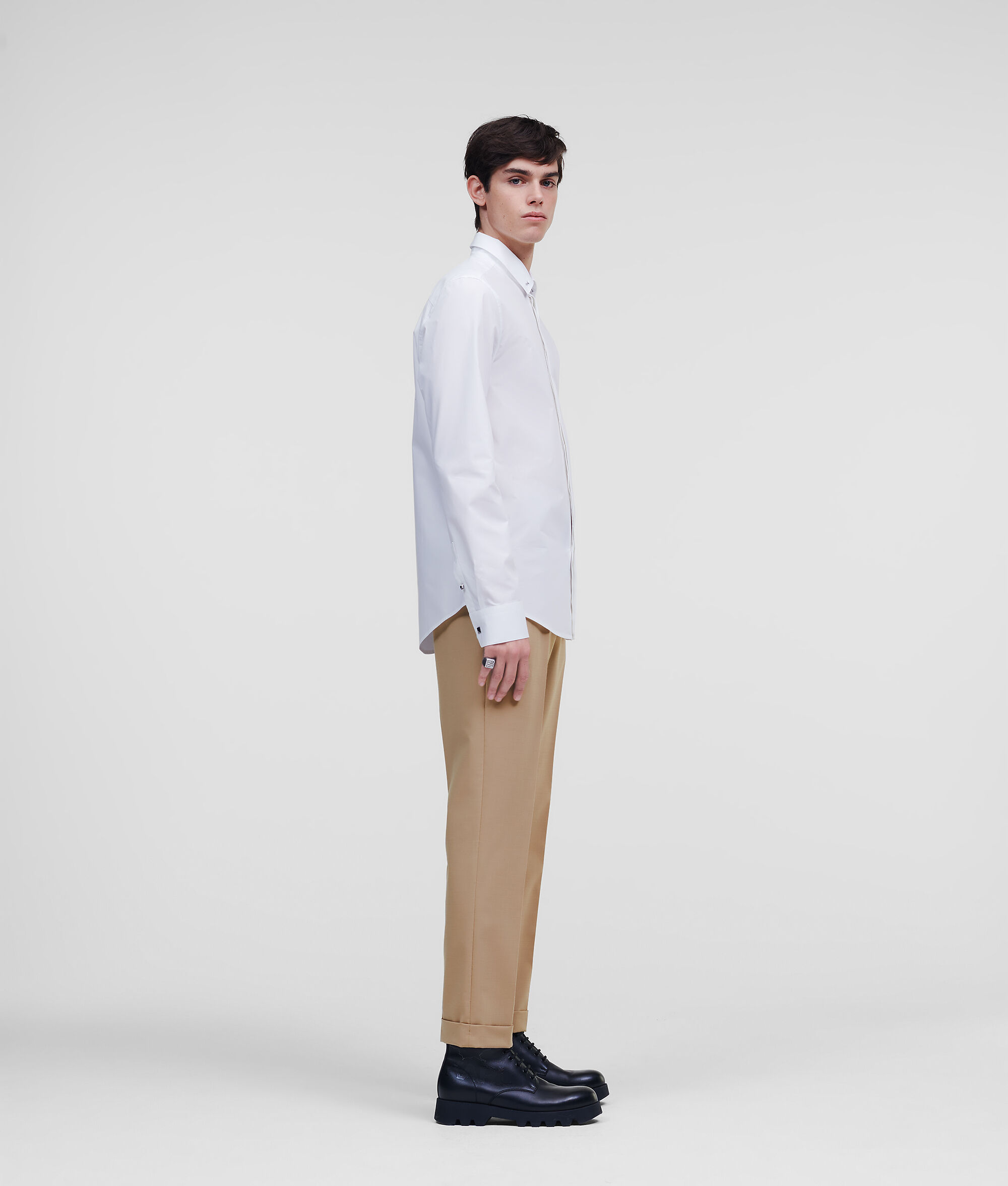 CHEMISE EN POPELINE AVEC ÉPINGLE DE COL