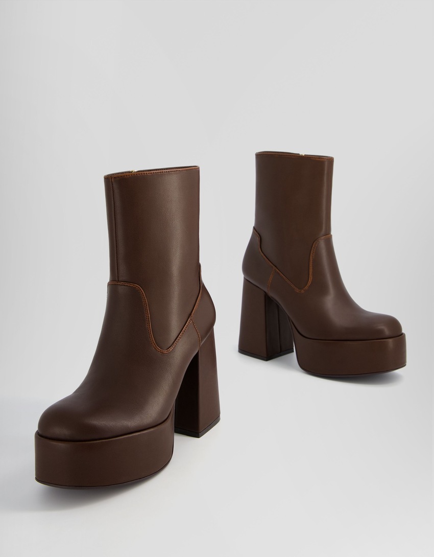 Botas de cano curto com plataforma e salto alto