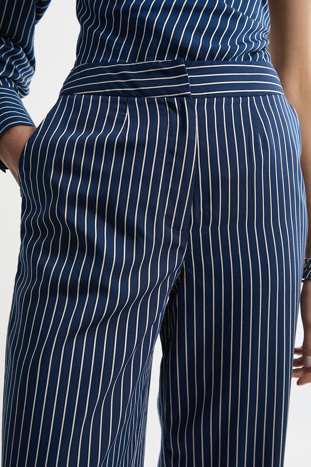 KarenMillen Pantalon tissé en sergé rayé pour grande taille à jambes larges