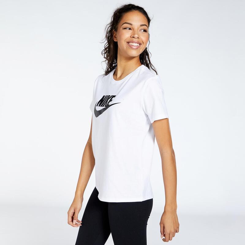 Nike Sportswear Essentials