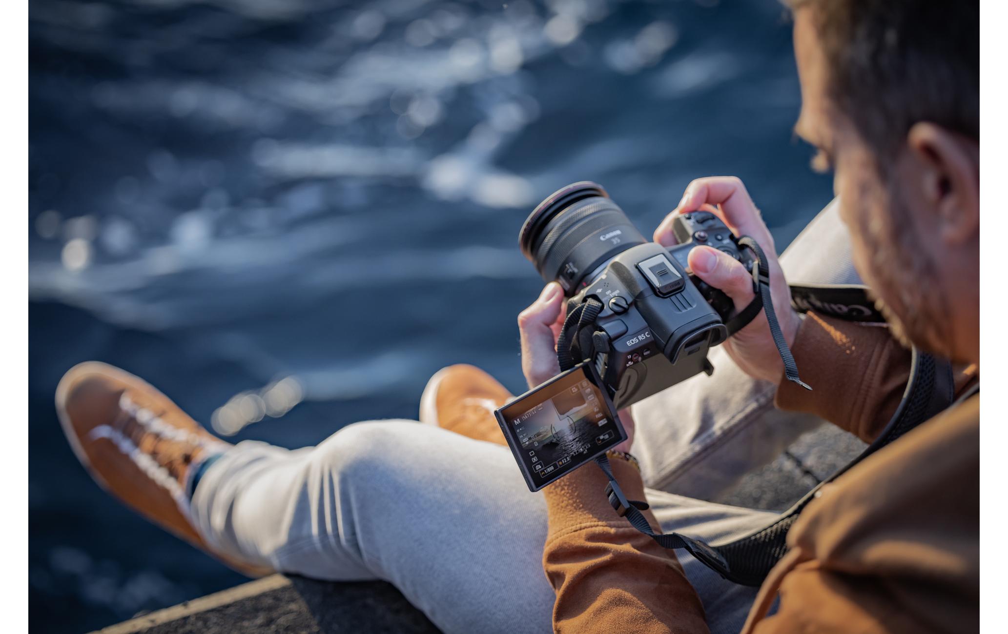 Fotokamera EOS R5 C Kit AV PRO MK2 4000 GB Speicherkarte<br>Canon EOS R5 C Professionelle Systemkamera für Fotografen und Videoproduzenten inklusive Speicherkarte